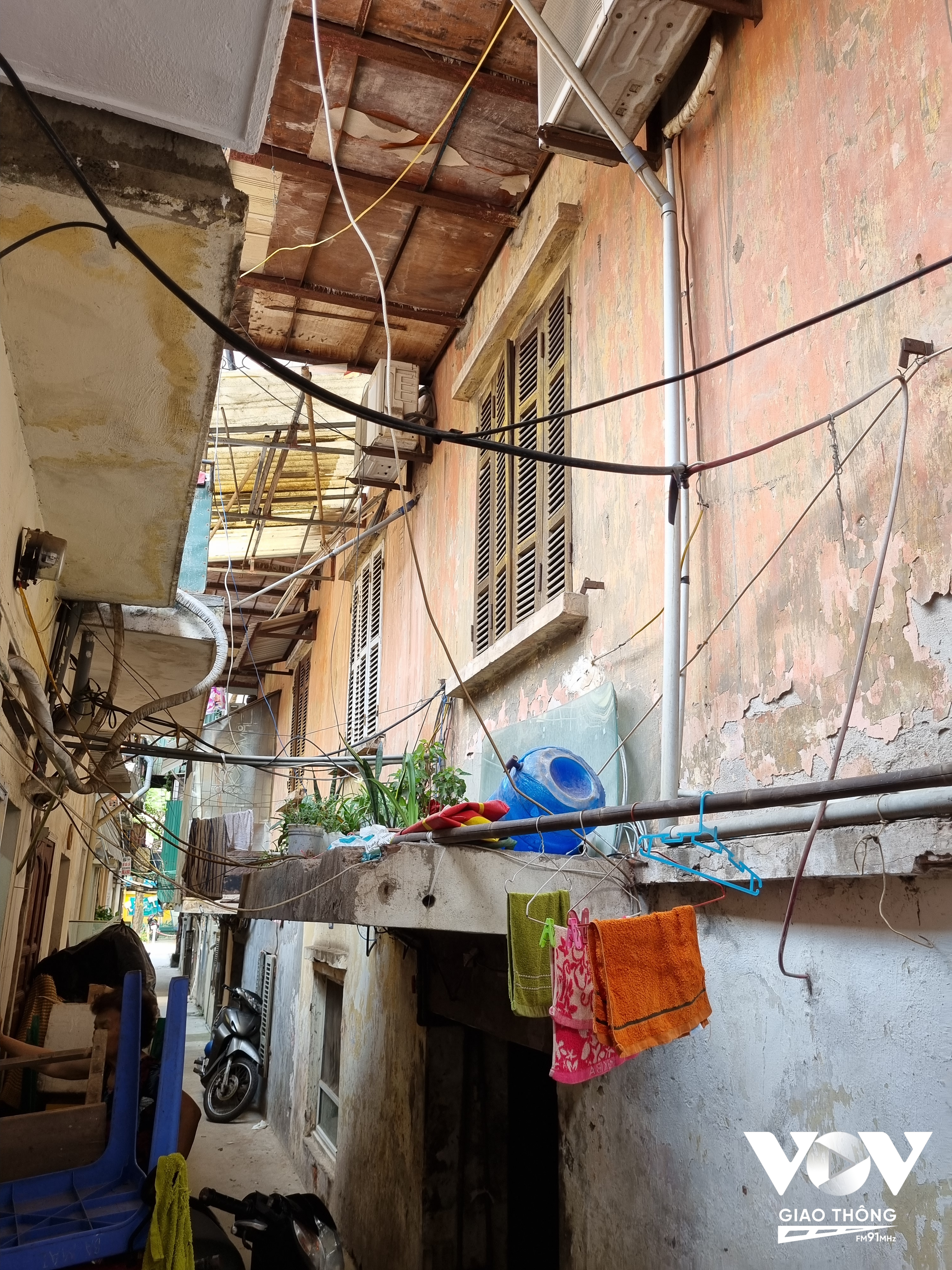 Con ngõ nhỏ tại nhà C5 Quỳnh Mai, quận Hai Bà Trưng bị bịt kín bởi ''chuồng cọp'' cơi nới, bị bủa vây giữa hàng loạt cục nóng điều hòa.