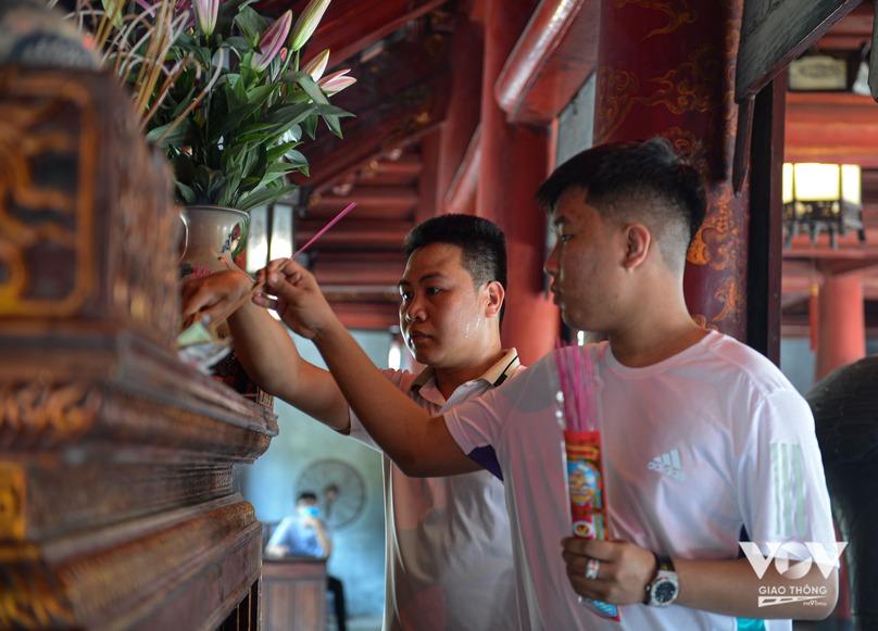 Theo Nhà nghiên cứu Văn hóa, Tiến sĩ Nguyễn Ánh Hồng, việc đi lễ cầu may giúp các em vững tin hơn, tuy nhiên để đạt kết quả tốt nhất, quan trọng vẫn là sự ôn tập kiến thức.