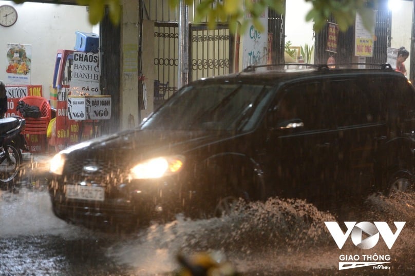 Trước đó, theo bản tin lúc 17h30 của Trung tâm Dự báo khí tượng thủy văn quốc gia, hiện nay khu vực nội thành Hà Nội đã có mưa vừa, có nơi mưa to đến rất to.