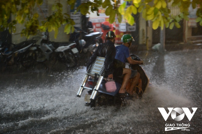 Đến khoảng hơn 18H, mưa vẫn diễn ra lớn khiến cho nhiều người đi xe máy hết sức vất vả