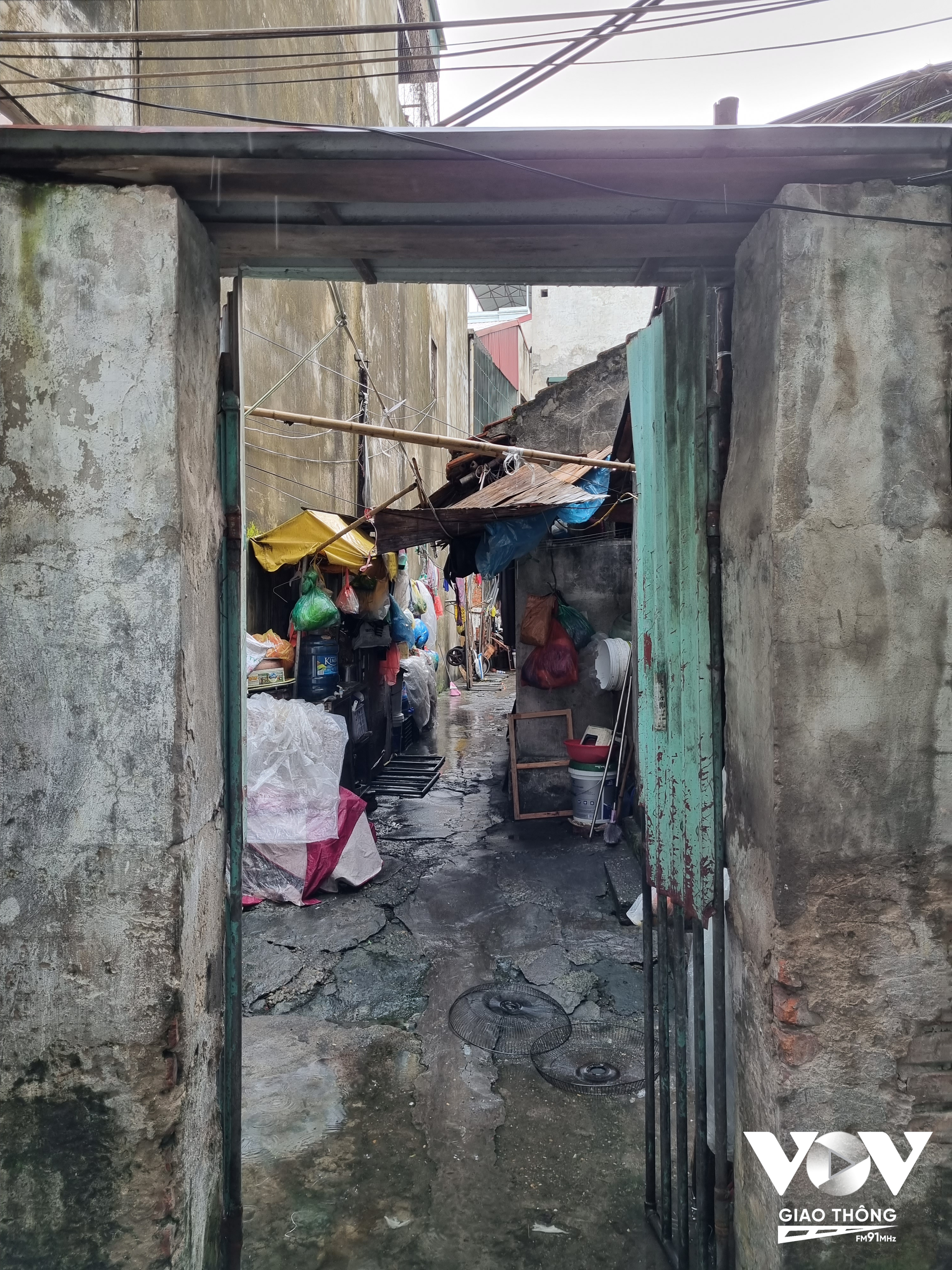 Ngõ 127 Phúc Xá, quận Ba Đình có rất nhiều khu nhà trọ giá rẻ xập xệ, bí bách.