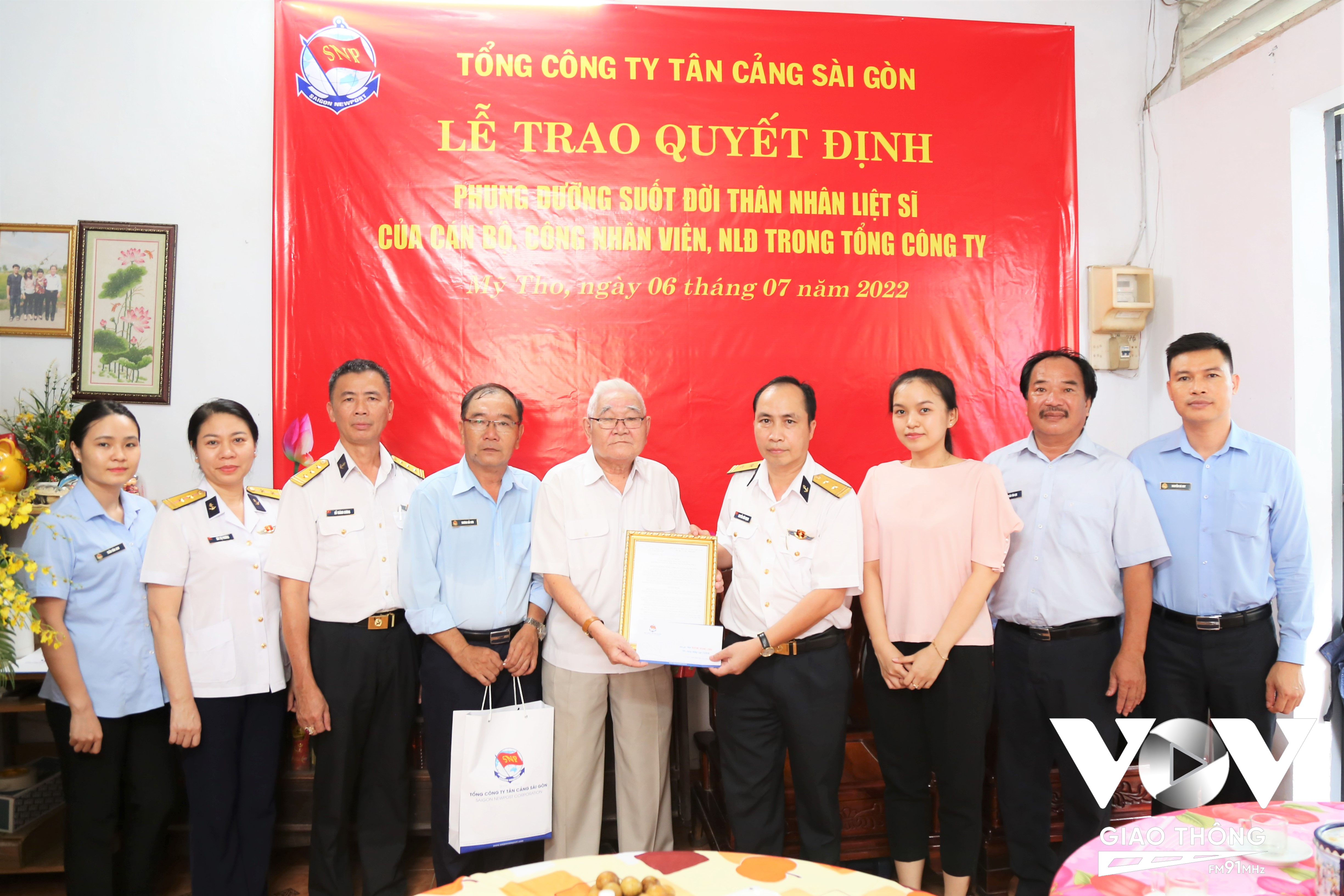 Trung tá Nguyễn Hữu Mạnh (người thứ tư bên phải), Phó Chủ nhiệm Chính trị TCT Tân Cảng Sài Gòn trao quyết định phụng dưỡng ông Trương Hoàng Châu.