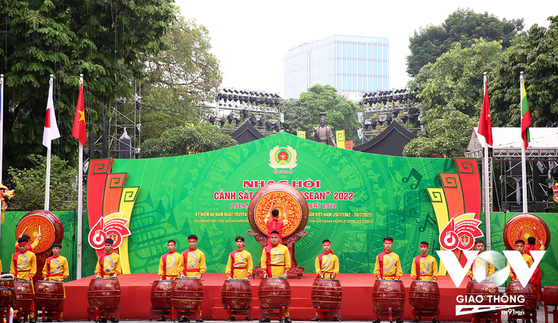 Mở màn chương trình là màn biểu diễn trống hội 'Hào khí non sông' được thể hiện bởi 300 sinh viên Học viện Cảnh sát nhân dân.