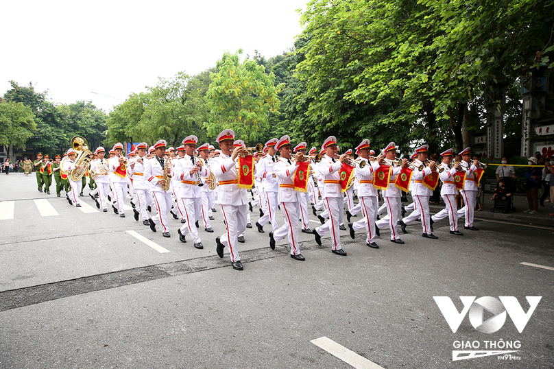 Tiếp theo là màn biểu diễn của Đoàn nhạc Cảnh sát nhân dân Việt Nam với gần 100 nhạc công, diễn viên múa biểu diễn các ca khúc ngợi ca quê hương đất nước, truyền thống vẻ vang của lực lượng Công an nhân dân.