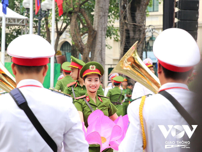 Không chỉ diễu hành, nhạc công, chương trình còn có phần múa phụ họa của các chiến sĩ Công an nhân dân.