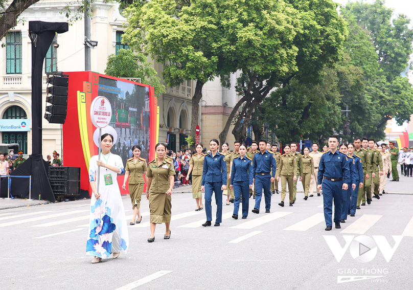 Tiếp theo là đoàn diễu hành, múa nhạc của Đoàn nghệ thuật Cảnh sát nhân dân Lào.