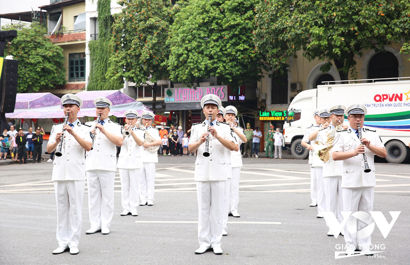 Đoàn nhạc Cảnh sát Trung Quốc gồm 30 nhạc công, thể hiện 10 ca khúc với trang phục màu trắng truyền thống.