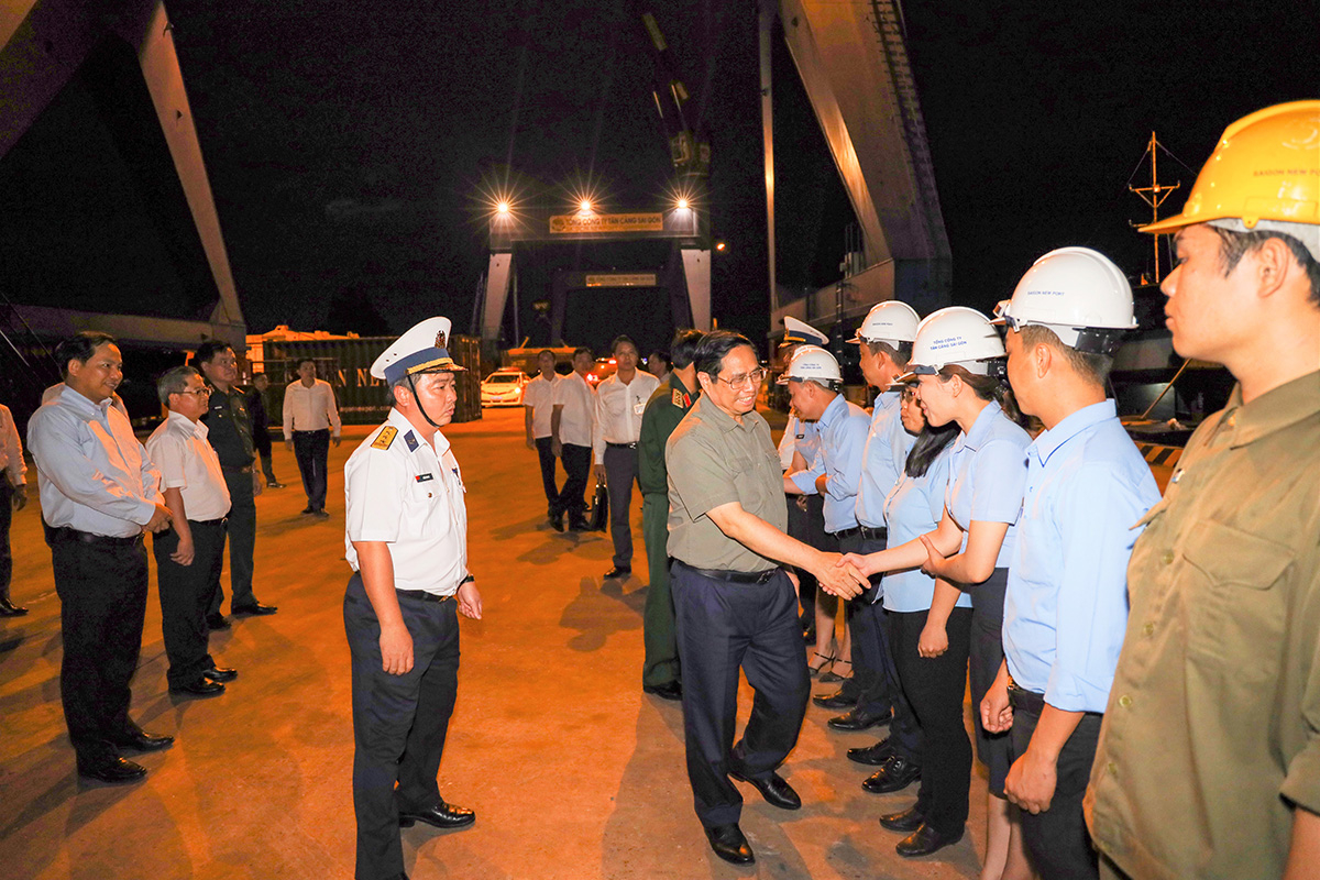 Cán bộ, người lao động cảng Tân Cảng Cái Cui đón Thủ tướng Phạm Minh Chính