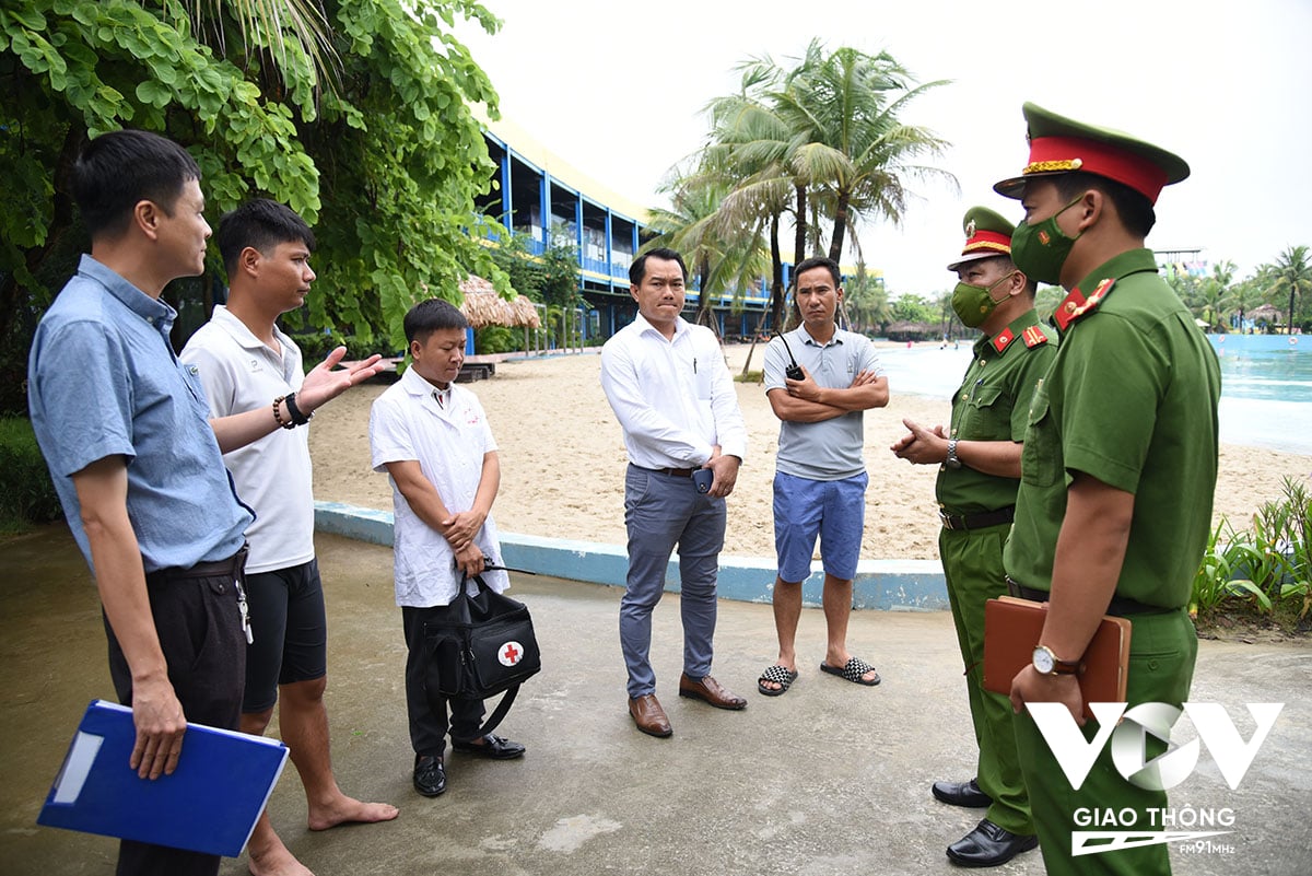 Lực lượng Cảnh sát PCCC&CNCH Công an huyện Quốc Oai tuyên truyền CNCN và phòng chống đuối nước với đại diện Công ty Cổ Phần Tuần Châu Hà Nội