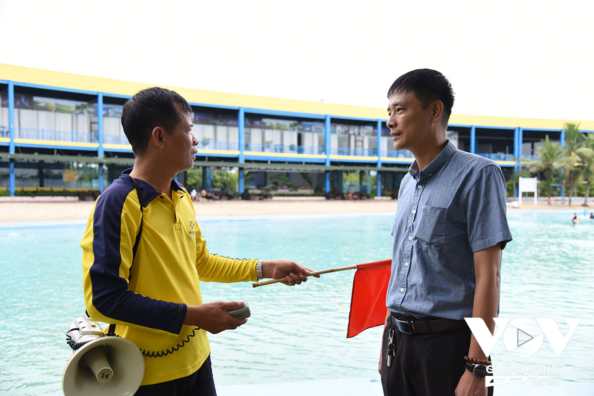 Ông Đỗ Việt Anh – Phó TGĐ Công ty Cổ Phần Tuần Châu Hà Nội trao đổi với lực lượng cứu nạn, cứu hộ