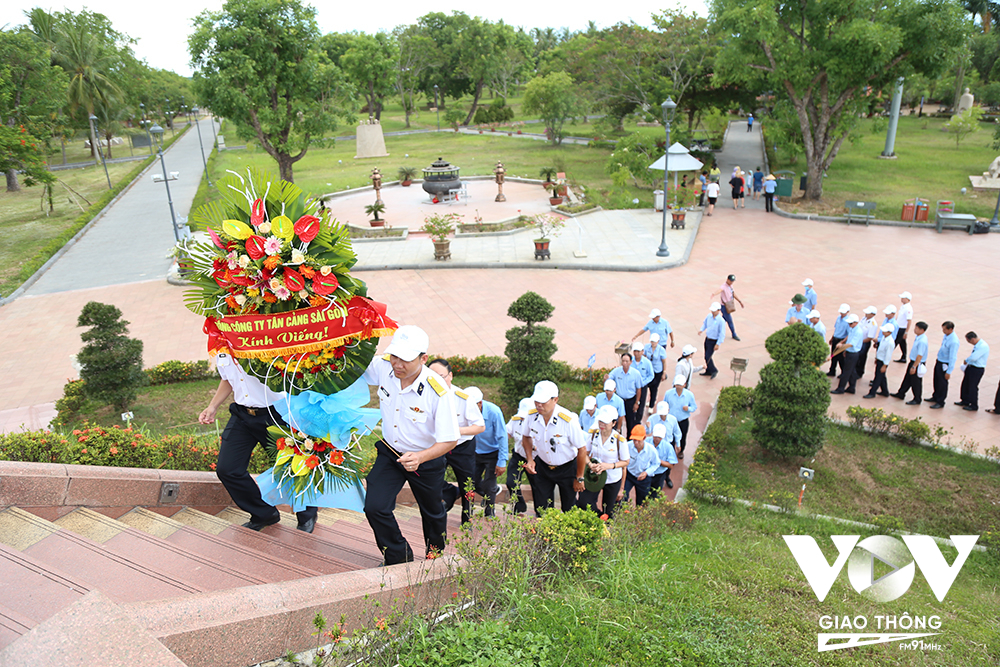 Đoàn công tác dâng hoa, dâng hương tại Khu di tích lịch sử đặc biệt Thành Cổ Quảng Trị.