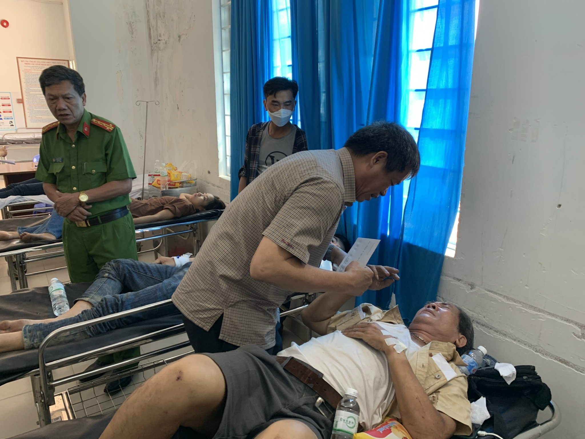 Phòng CSGT công an tỉnh Khánh Hòa phối hợp với Ban an toàn giao thông tỉnh Khánh Hòa thăm hỏi các nạn nhân trong vụ TNGT