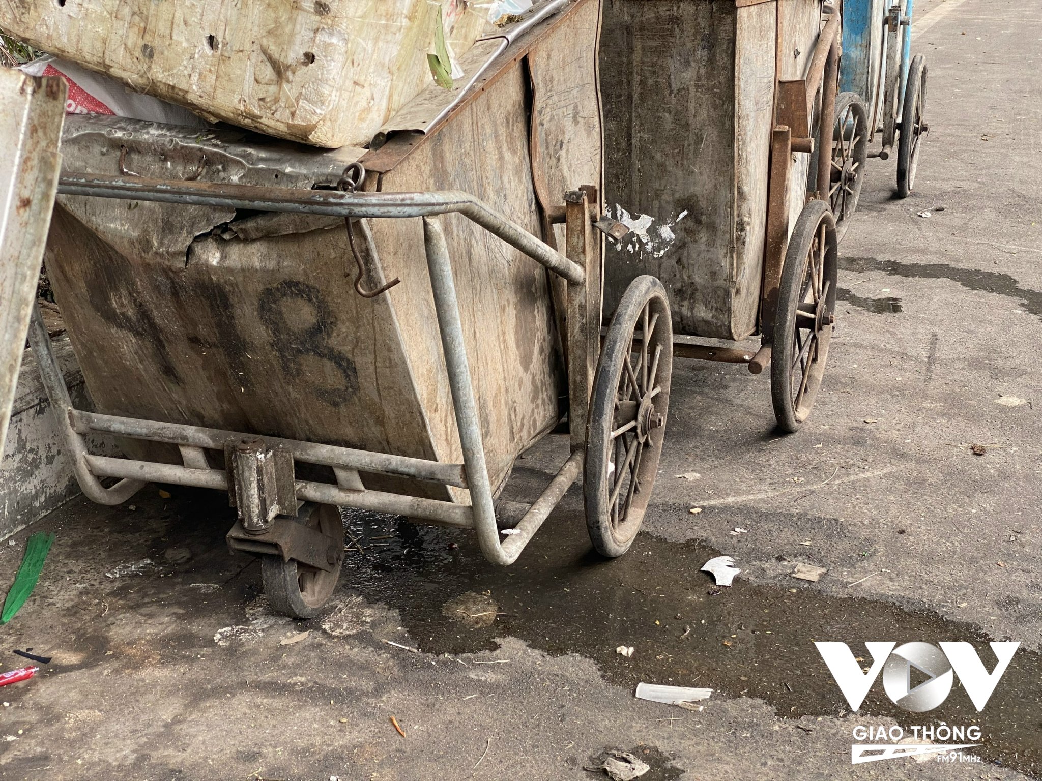 Những bãi tập kết rác không phù hợp không chỉ cản trở giao thông mà còn ảnh hưởng tới sinh hoạt của các hộ dân xung quanh