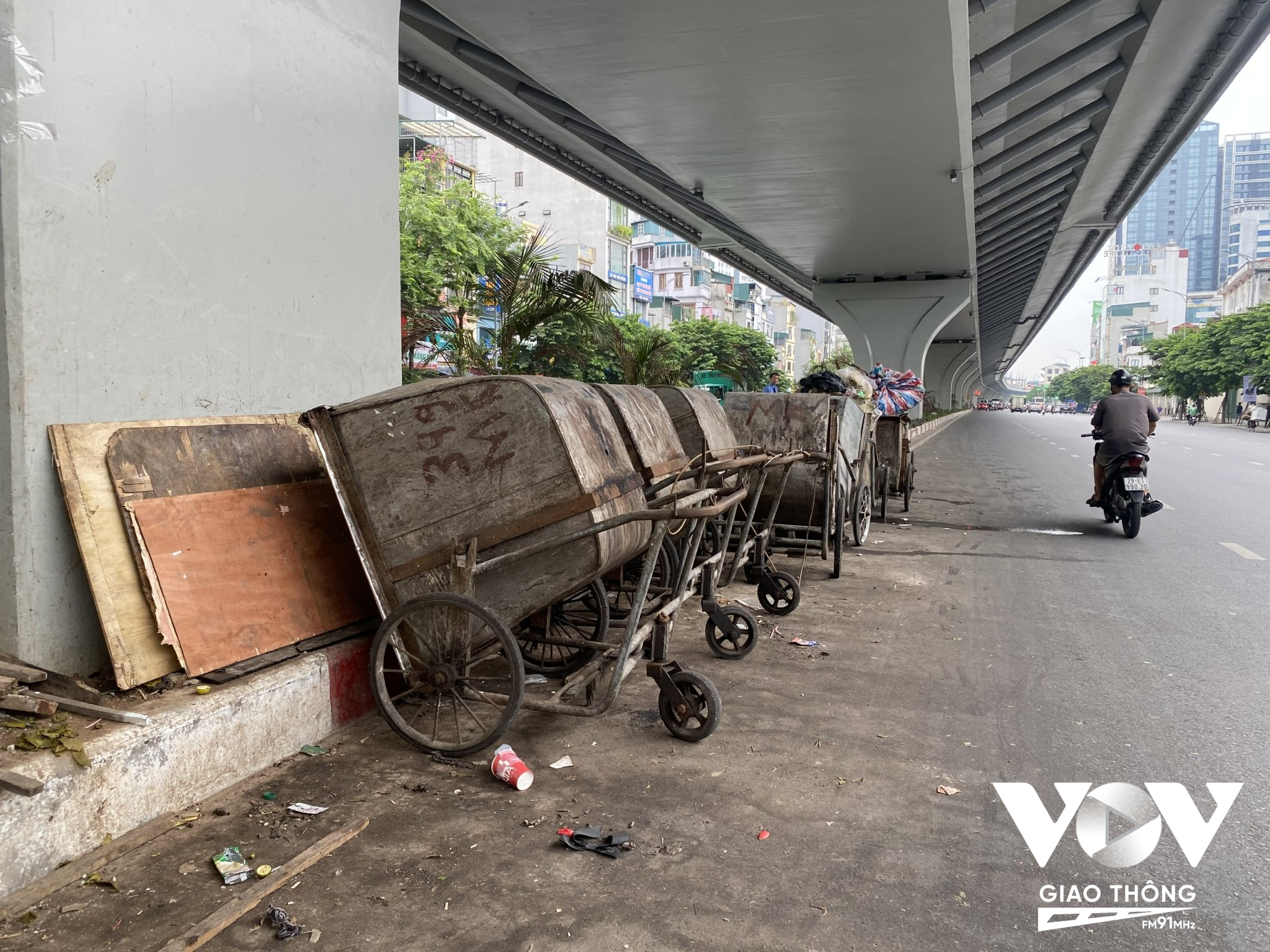Một điểm tập kết rác trên phố Minh Khai