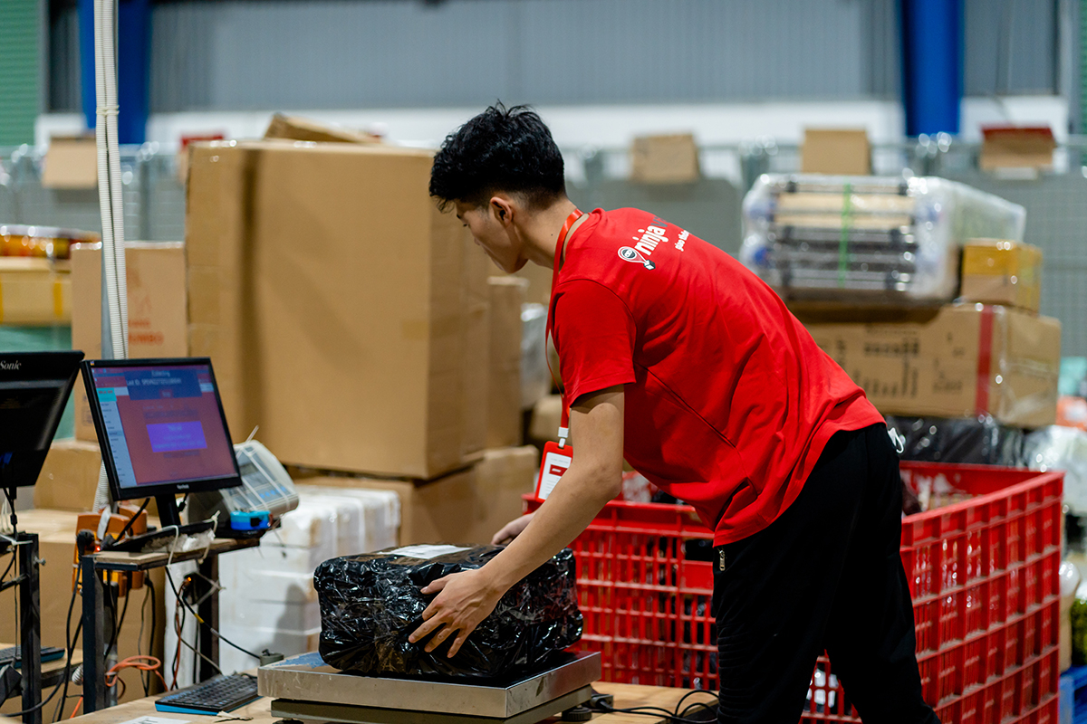 Việt Nam dự kiến sẽ sở hữu thị trường thương mại điện tử lớn thứ 2 tại Đông Nam Á. Ảnh: Nhân viên kho Ninja Van đang kiểm tra hàng hóa