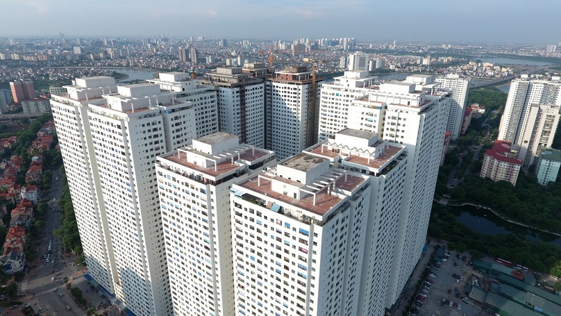 Tổ hợp 12 tòa chung cư HH cao từ 36 - 41 tầng ở khu đô thị Linh Đàm nổi tiếng với mật độ dân số cao, xây san sát. Ảnh: Thanh niên