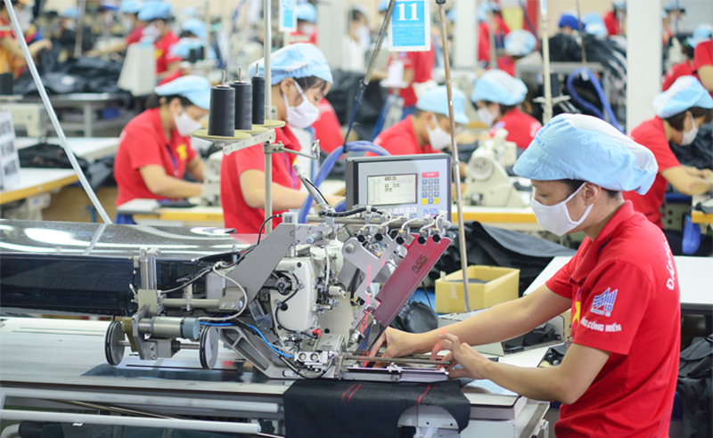 Sản xuất áo veston xuất khẩu tại Tổng công ty May10 - CTCP. Ảnh: HNM