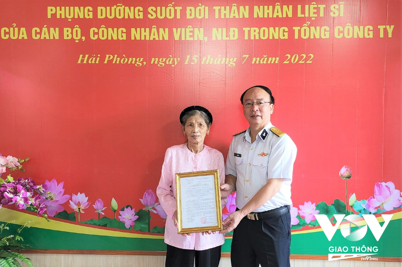 Đại tá Đỗ Văn Tú trao quyết định nhận phụng dưỡng suốt đời bà Hoàng Thị Bích Phương (vợ liệt sĩ Bùi Hữu Hảo)