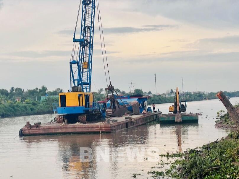 Nhà thầu thực hiện việc nạo vét lòng kênh Chợ Gạo đảm bảo độ chuẩn tắc theo thiết kế cho phương tiện thủy có trọng tải lớn từ 2.000 - 3.000 tấn lưu thông thuận lợi. Ảnh: Quang Toàn/BNEWS/TTXVN