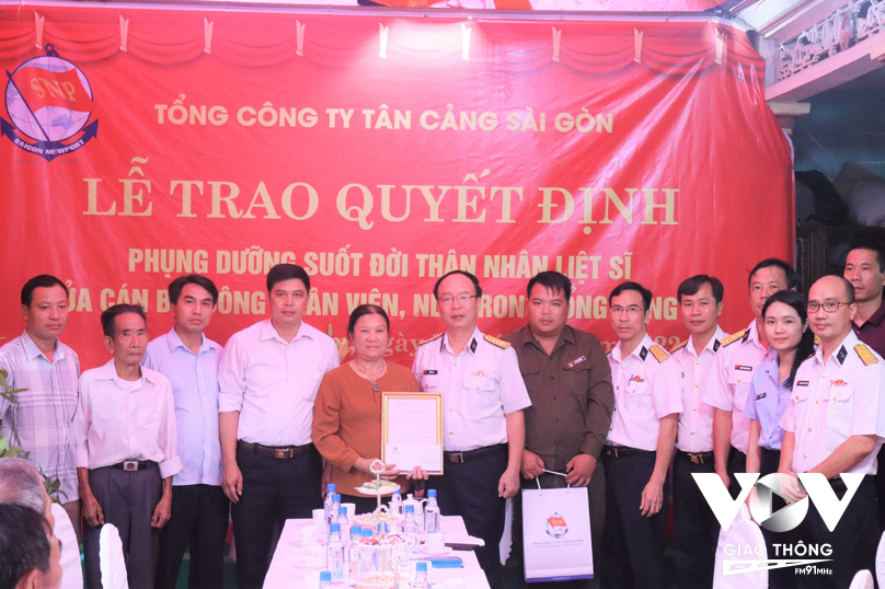 Đoàn công tác và đại diện chính quyền địa phương chụp hình lưu niệm với gia đình bà Trần Thị Nguyện (vợ liệt sĩ Trần Danh Viết)
