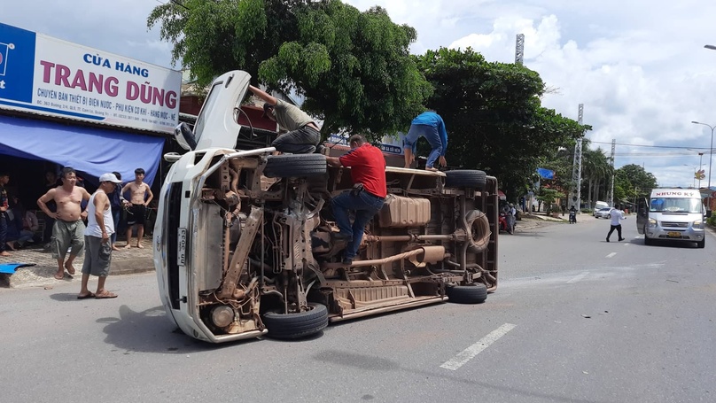 Hiện trường chiếc xe khách biển Lào bị lật trên Quốc lộ 9 (Ảnh: Thanh Niên)