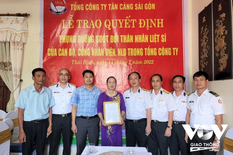 Đoàn công tác Tổng công ty Tân Cảng Sài Gòn trao quyết định phụng dưỡng suốt đời bà Phạm Thị Lụa (vợ liệt sĩ Trần Đình Trọng)