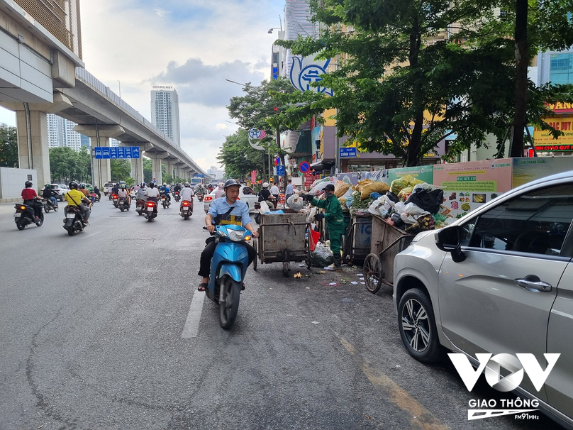 Bố trí dải phân cách, nút giao như thế nào, giải quyết tình trạng xe thu gom rác, ô tô chiếm dụng làn đường xe máy ra sao... là những câu hỏi mà người dân mong chờ câu trả lời từ cơ quan quản lý