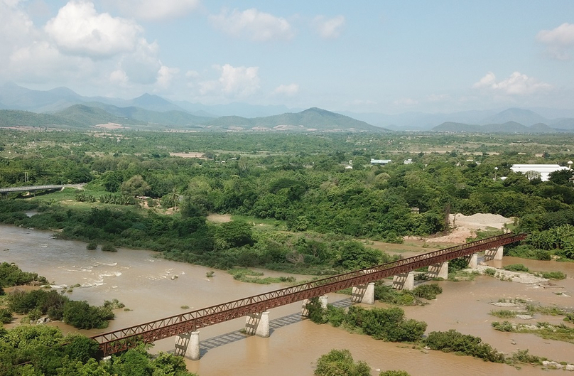 Cây cầu đường sắt bắc qua sông cái Phan Rang ở thôn Tân Mỹ, xã Mỹ Sơn, huyện Ninh Sơn hiện nay vẫn còn (Ảnh: Đ.C)