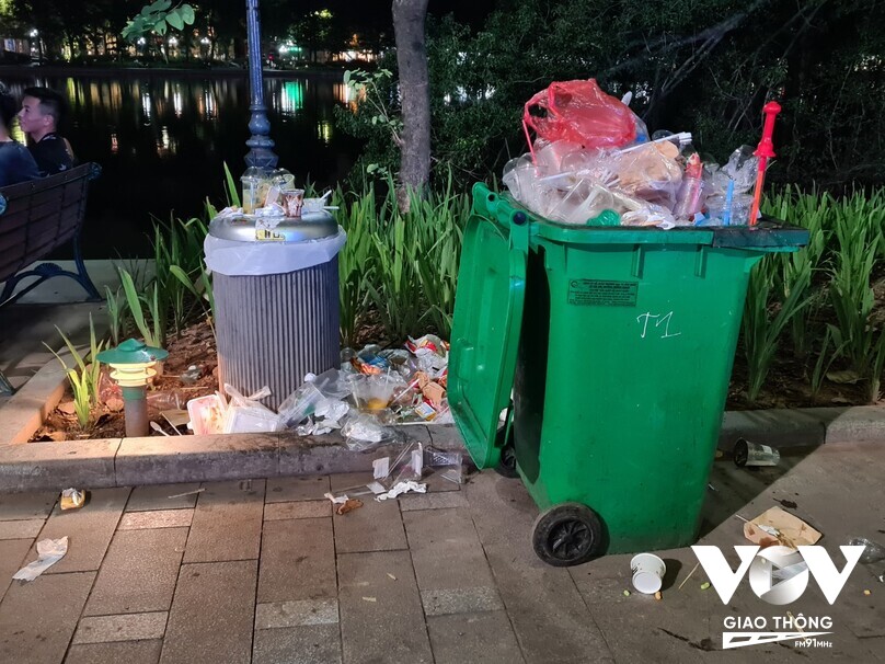 Thùng rác tại khu vực Bờ hồ thường xuyên đầy ứ vào dịp cuối tuần