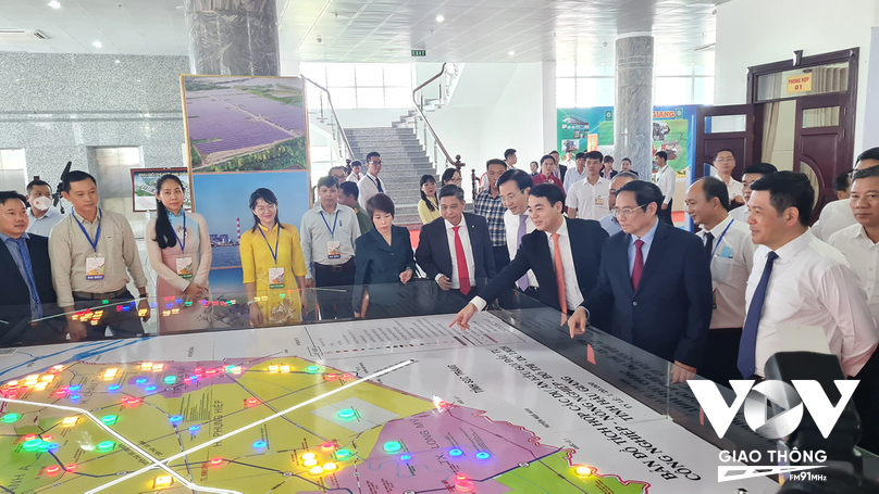 Thủ tướng Chính phủ và các đại biểu xem bản đồ tích hợp các dự án mà Hậu Giang đang kêu gọi đầu tư.