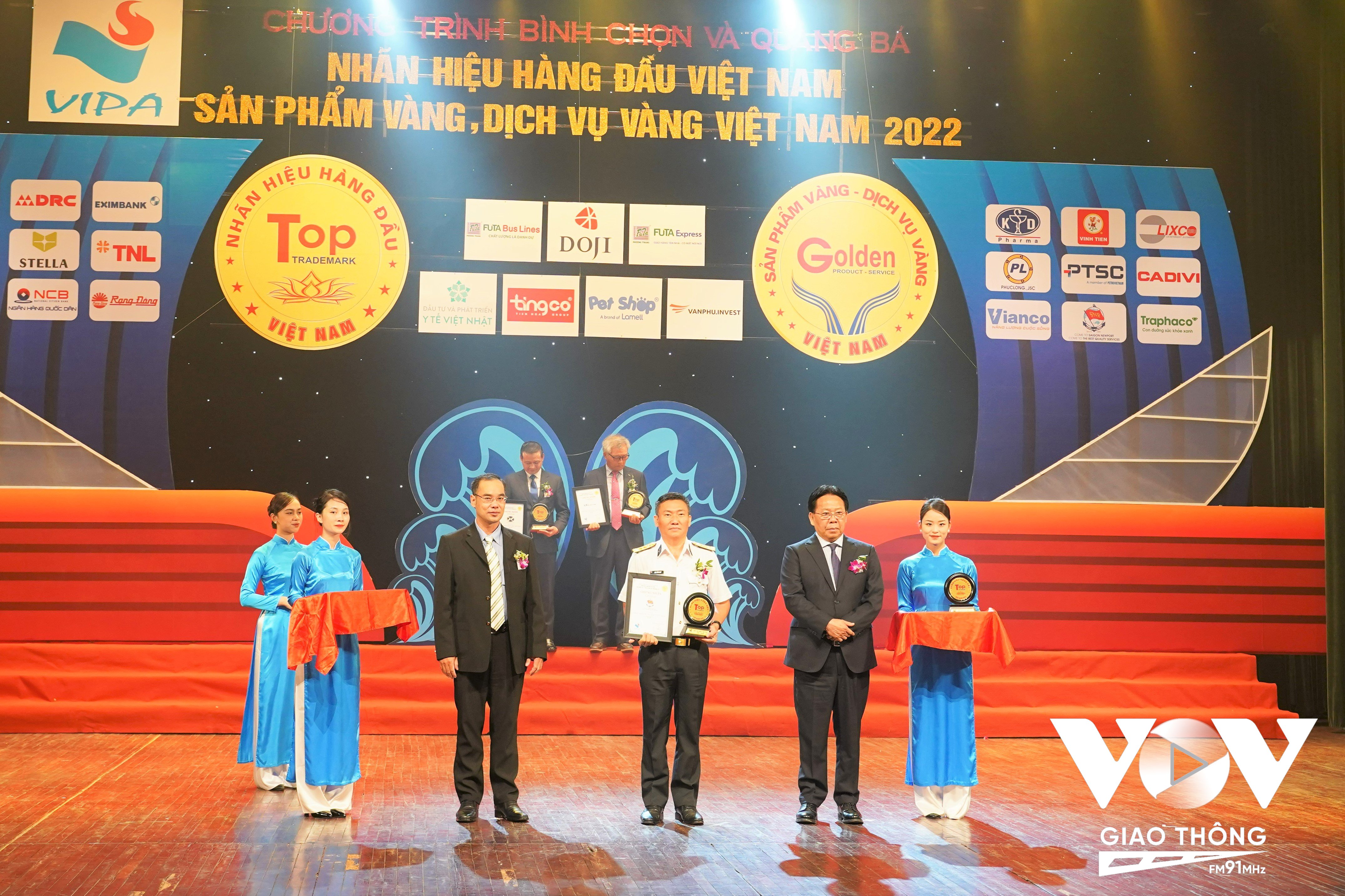Đại diện Tổng công ty Tân Cảng Sài Gòn - Thượng tá Bùi Văn Quỳ, Phó Tổng giám đốc nhận “Nhãn hiệu hàng đầu Việt Nam năm 2022”.