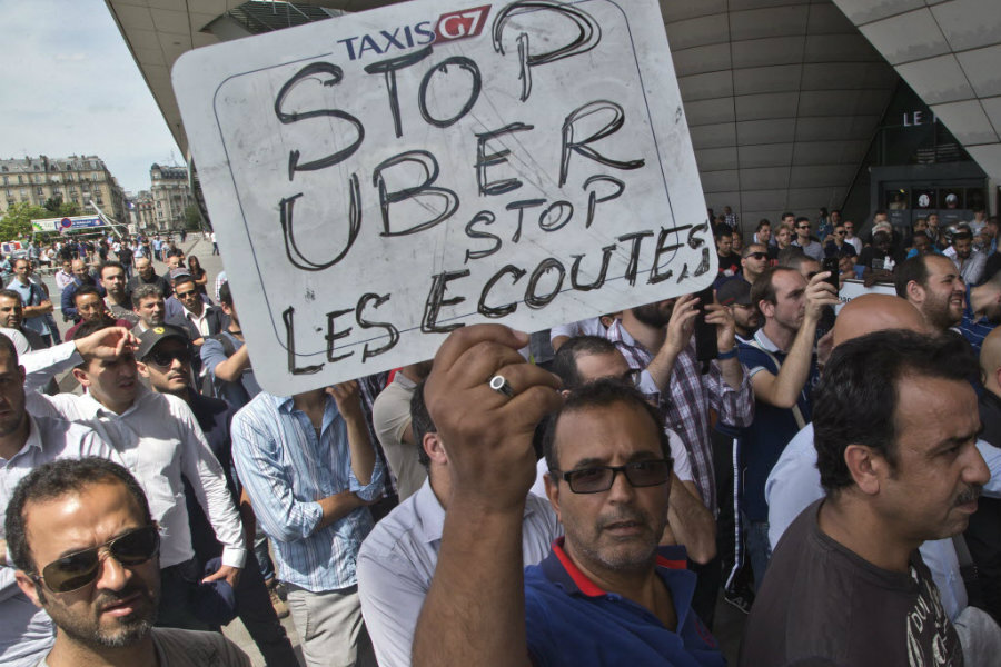 Một cuộc biểu tình của tài xế taxi truyền thống phản đối Uber tại Pháp hồi tháng 6 năm 2015. Ảnh: Getty Images