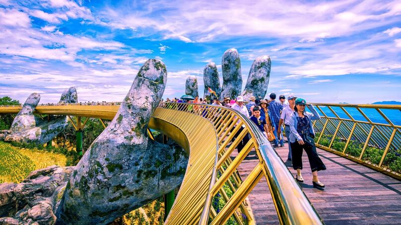 Cầu Vàng tại Sun World Ba Na Hills đã lọt Top 100 điểm đến hấp dẫn nhất thế giới do Tạp chí Time bình chọn. (Ảnh: baotintuc.vn)