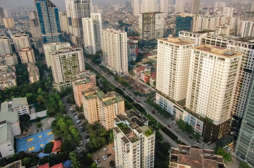 Dù kéo dài chỉ 2km, đường Lê Văn Lương phải 'cõng' tới 40 tòa nhà cao tầng. Ảnh: TTXVN