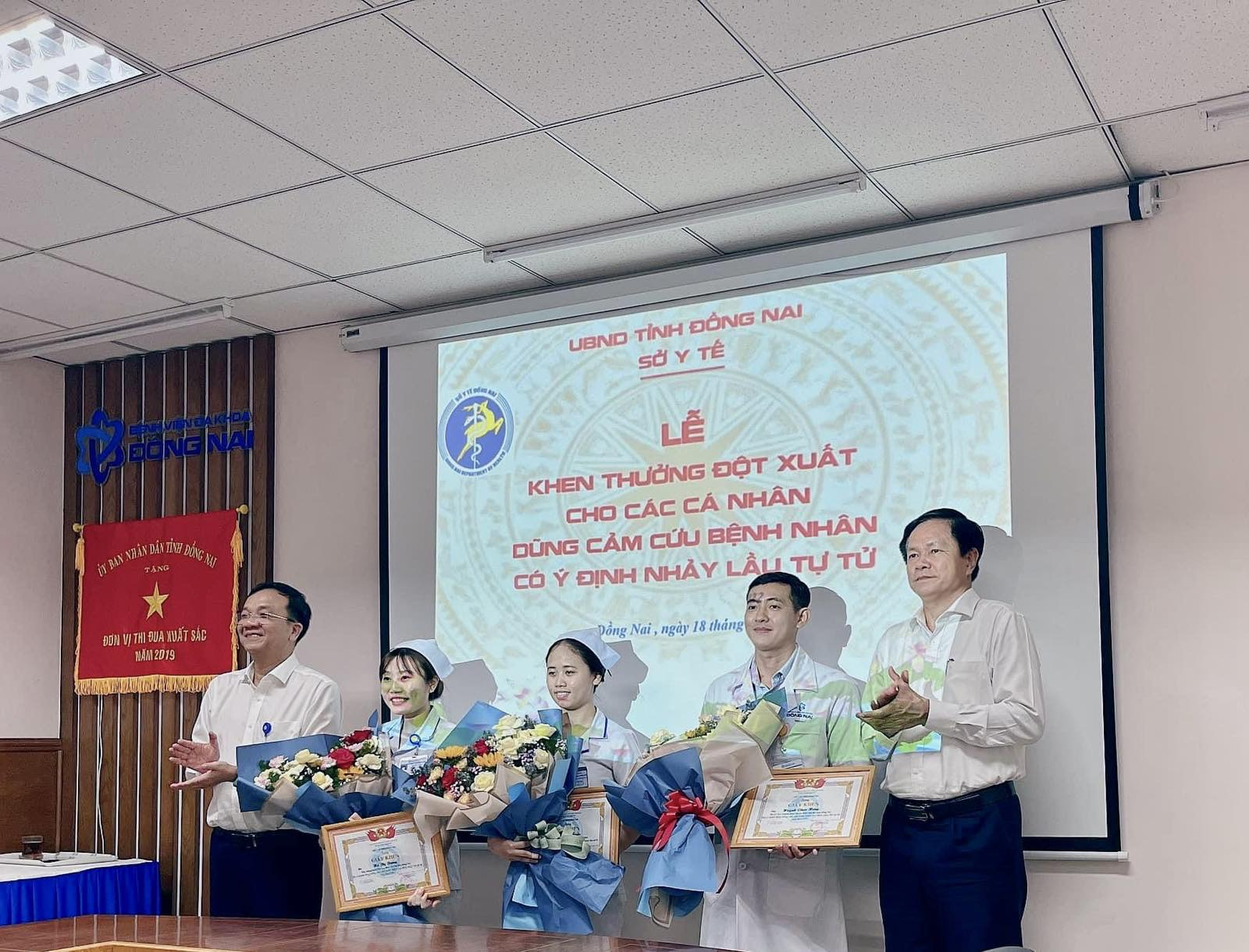 Ông Nguyễn Văn Bình – Phó Giám đốc Sở Y tế tỉnh Đồng Nai và ông Ngô Đức Tuấn – Giám đốc bệnh viện Đa khoa Đồng Nai trao giấy khen cho 2 điều dưỡng và bác sĩ đã có hành động dũng cảm cứu sống bệnh nhân.
