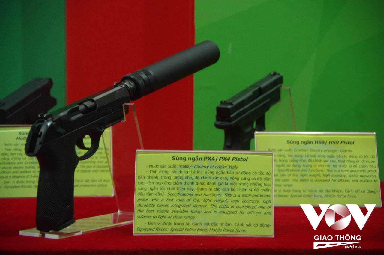 Nhiều loại súng lục của Việt Nam và nước ngoài như: HS11, Glock19, APX, HS9, Glock 34, PX4... cũng được trưng bày tại triển lãm.