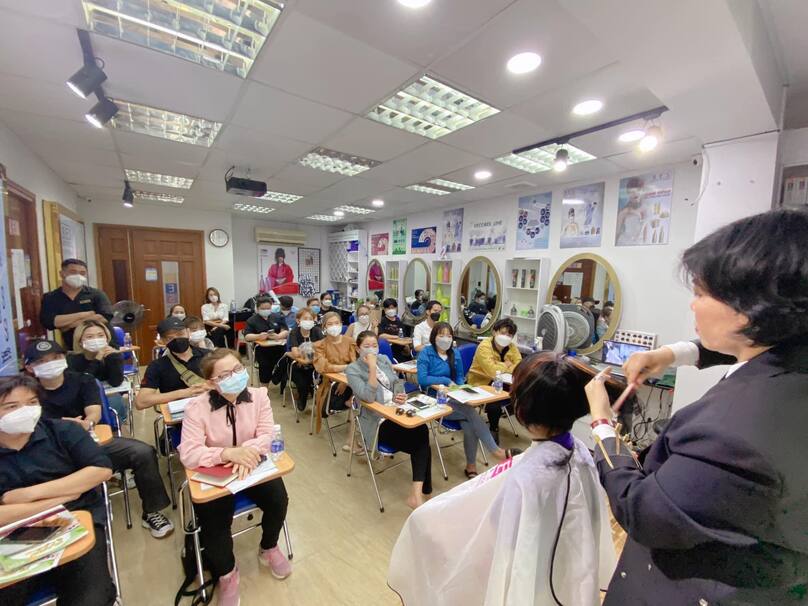 Lớp học nghề cắt tóc của chị Trần Mai Lan 
