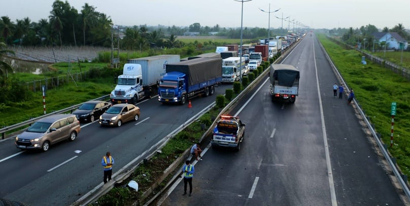 Một vụ tai nạn giao thông gây ùn tắc giao thông trên cao tốc TP.HCM - Trung Lương ngày 29/4/2022 - Ảnh Thanh Niên