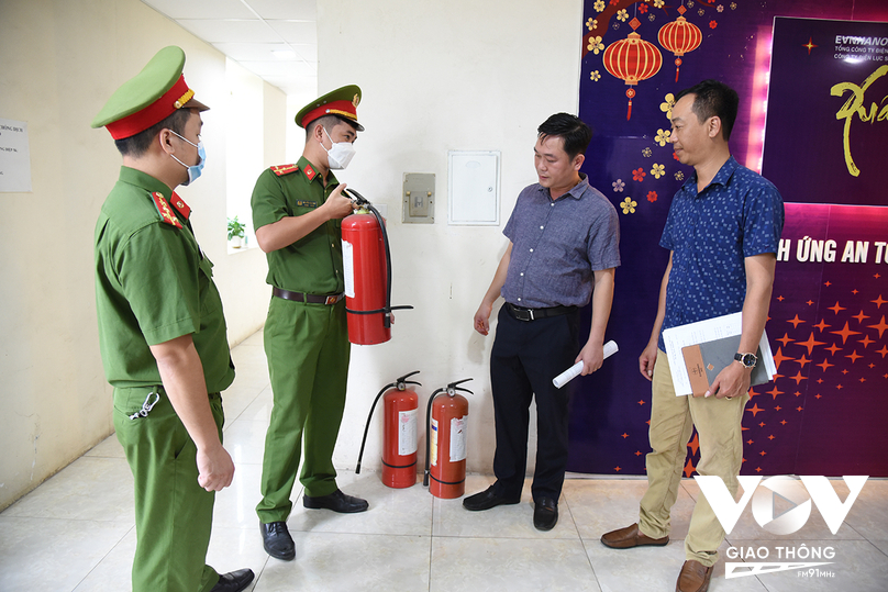 Đội Cảnh sát PCCC&CNCH Công an Thị xã Sơn Tây hướng dẫn công tác đảm bảo an toàn cháy, nổ tại các đơn vị điện lực