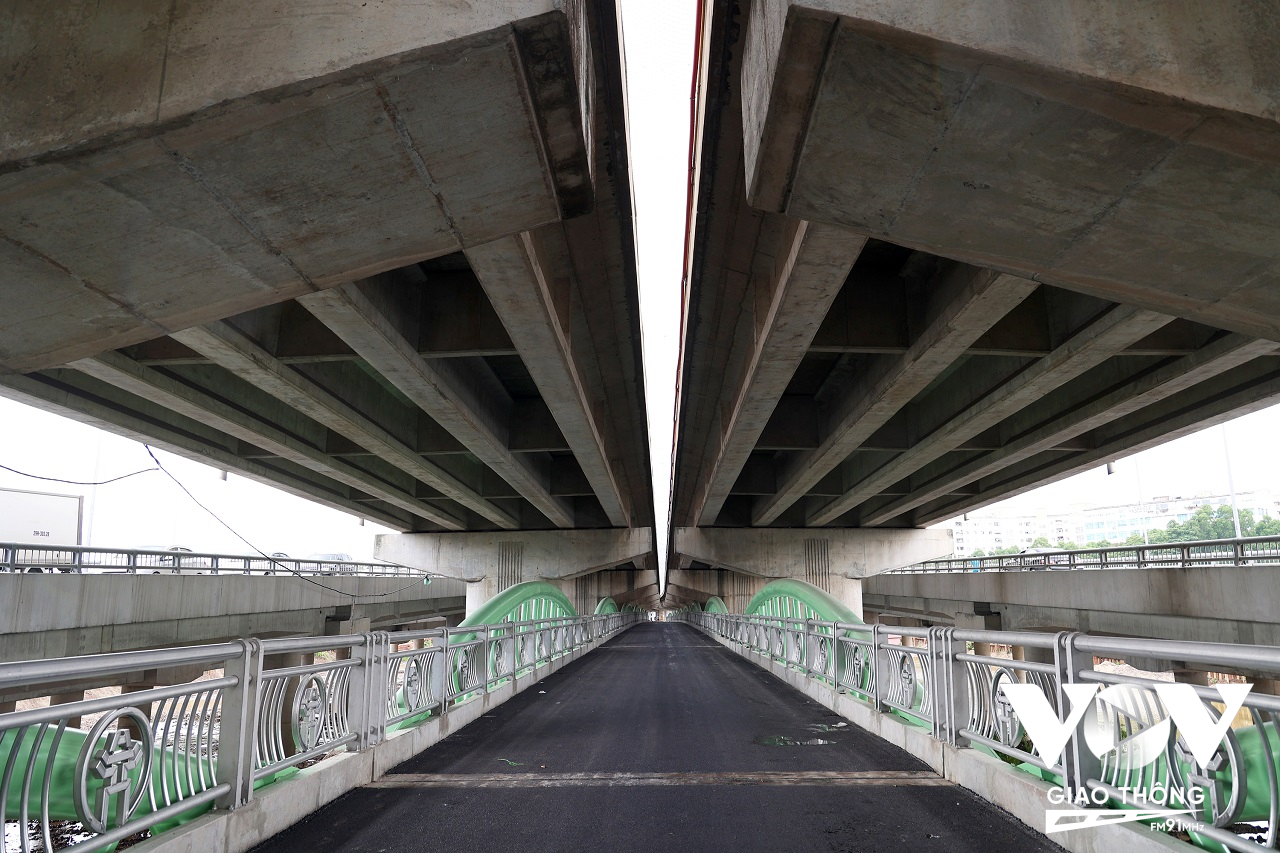Cầu vòm sắt vượt hồ Linh Đàm có tổng mức đầu tư khoảng 65 tỷ đồng, rộng 7,5m, phần xe chạy 6m. Kết cấu nhịp dầm vòm dạng ống thép, tổng chiều dài cầu 297,2m