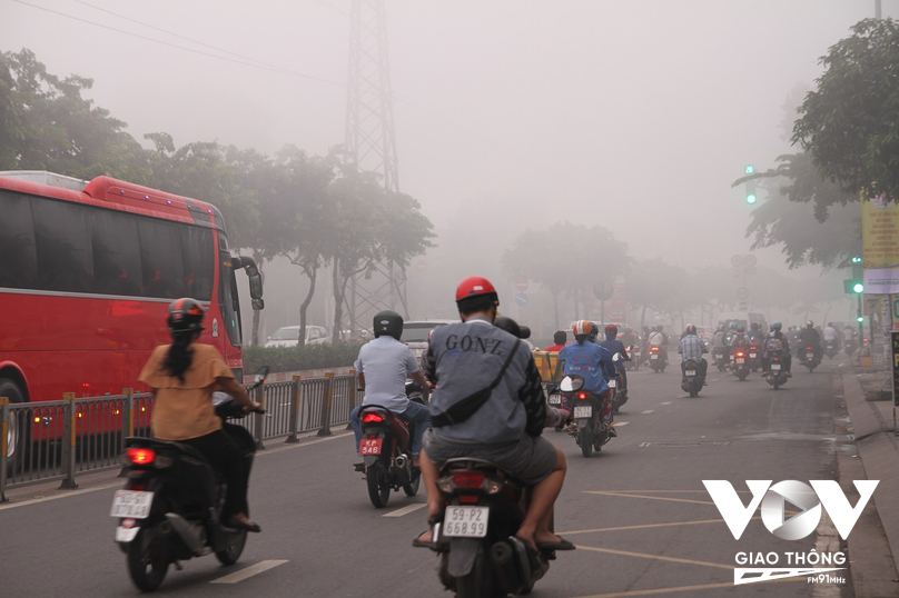 Theo người dân sinh sống tại khu vực quận Bình Tân, tình trạng này xuất hiện từ lúc 5h sáng. “không biết là sương mù hay ô nhiễm nữa, tôi sống tại TPHCM từ khi còn nhỏ đến nay mới thấy như vậy lần đầu” Chú Hoàng người dân sống trên đường Kinh Dương Vương nói.