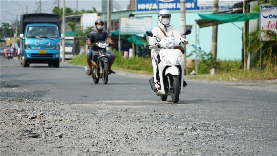 Bên cạnh tồn tại “ổ gà“, nhiều đoạn trên QL54 còn xuất hiện nhiều đá dăm bắn tung tóe trên mặt đường dễ gây trơn trượt cho người tham gia giao thông, đặc biệt là xe máy.