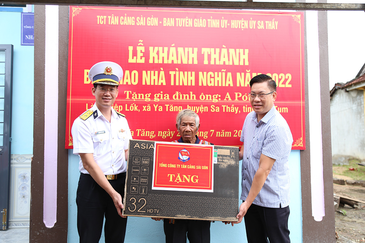 Trung tá Nguyễn Đức Hạnh và đồng chí Nguyễn Quang Thủy, Phó trưởng ban thường trực Ban Tuyên giáo tỉnh ủy Kon Tum trao quà cho gia đình ông A Pót