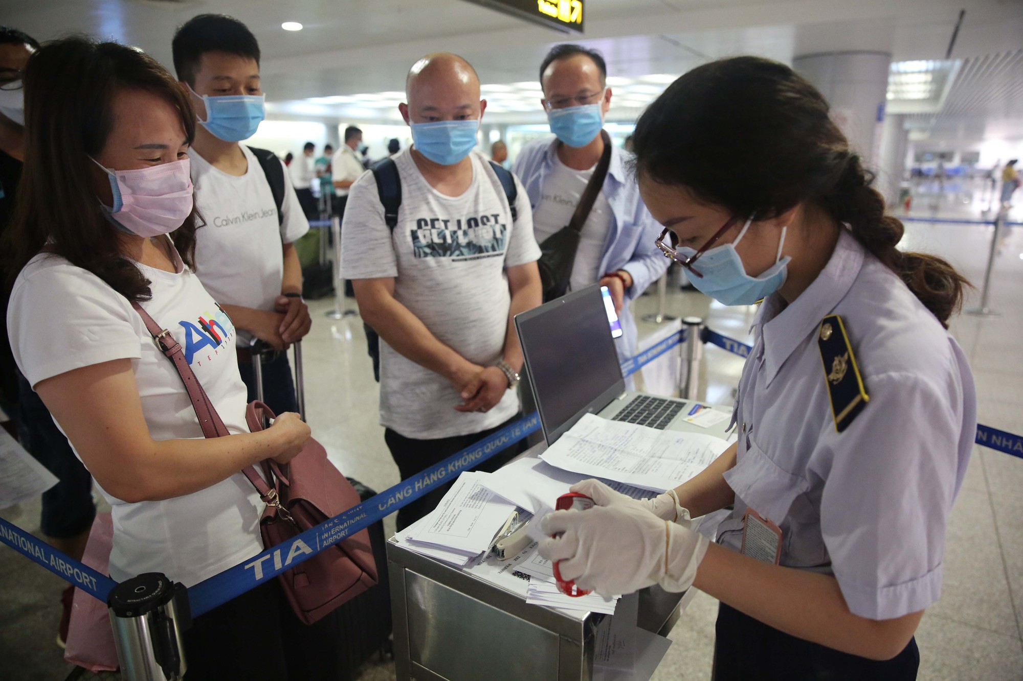 Kiểm dịch nhập cảnh tại sân bay quốc tế Tân Sơn Nhất nhằm tăng cường giám sát phòng ngừa việc lây lan dịch bệnh. Ảnh: Hoàng Triều/Thanh niên
