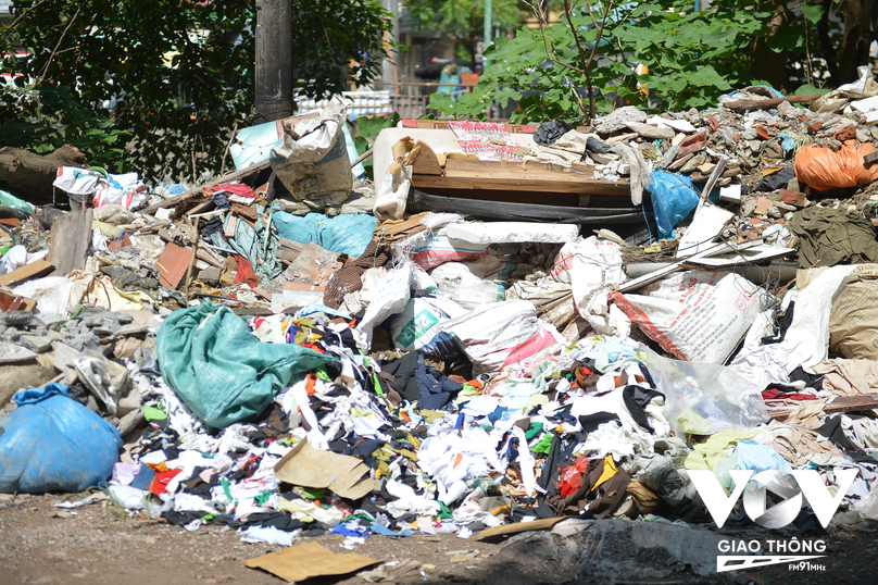 Chính quyền địa phương đã có biển cấp nhưng rác, rác thải xây dựng vẫn được xả ra bên đường