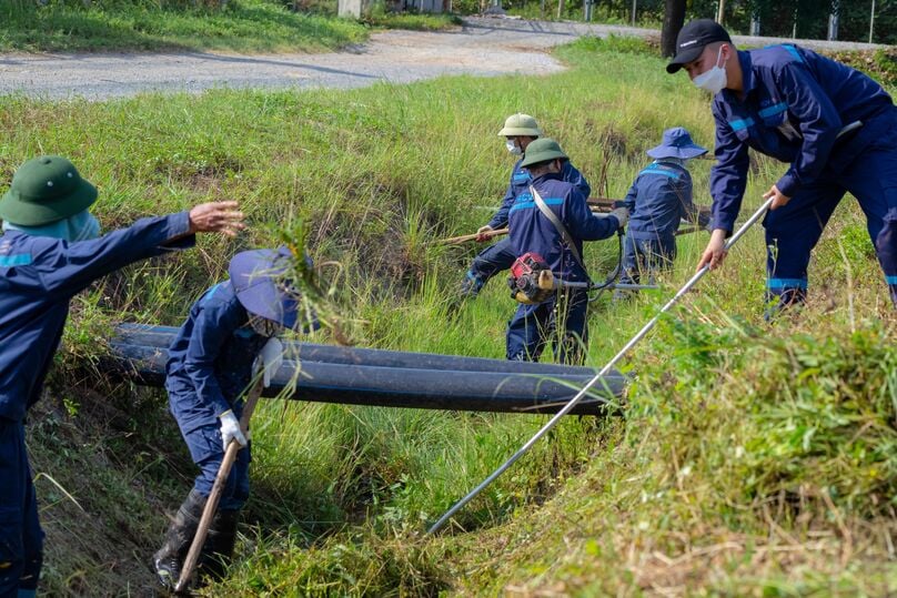 Đội bảo trì sân đường của sân bay Nội Bài thực hiện nạo vét khơi thông mương để thoát nước khi có mưa lớn