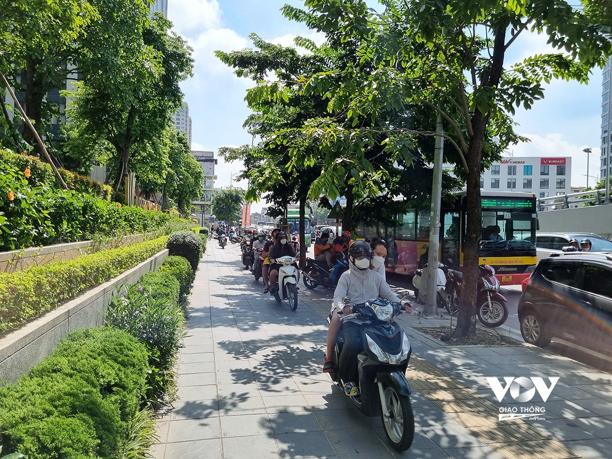 Xe máy ''tràn'' lên vỉa hè khi tắc đường, gây mất an toàn cho người đi bộ là tình trạng phổ biến ở Hà Nội