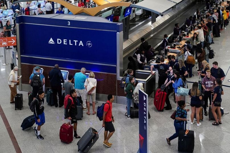  Sức nóng mùa du lịch hè, sau thời gian nhu cầu đi lại bị dồn nén, cũng khiến nhiều sân bay Mỹ đang trong tình trạng quá tải - Ảnh Reuters