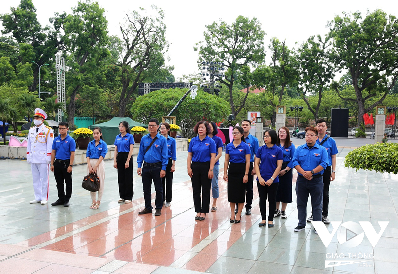 Trước anh linh của các anh hùng liệt sĩ, Đoàn Thanh niên Đài Tiếng nói Việt Nam bày tỏ lòng biết ơn sâu sắc tới những người con ưu tú của dân tộc