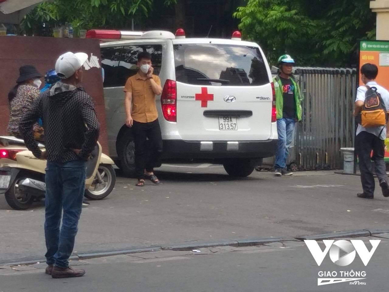 “Cò” gửi xe (áo đen, mũ trắng) chờ sẵn cổng bệnh viện Việt Đức để mời gọi khách đến điểm gửi xe.